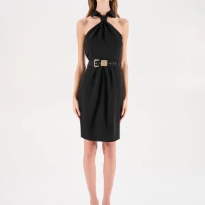 Abito nero con scollo drappeggiato e cintura