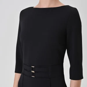 Tubino nero con dettagli metallici in vita