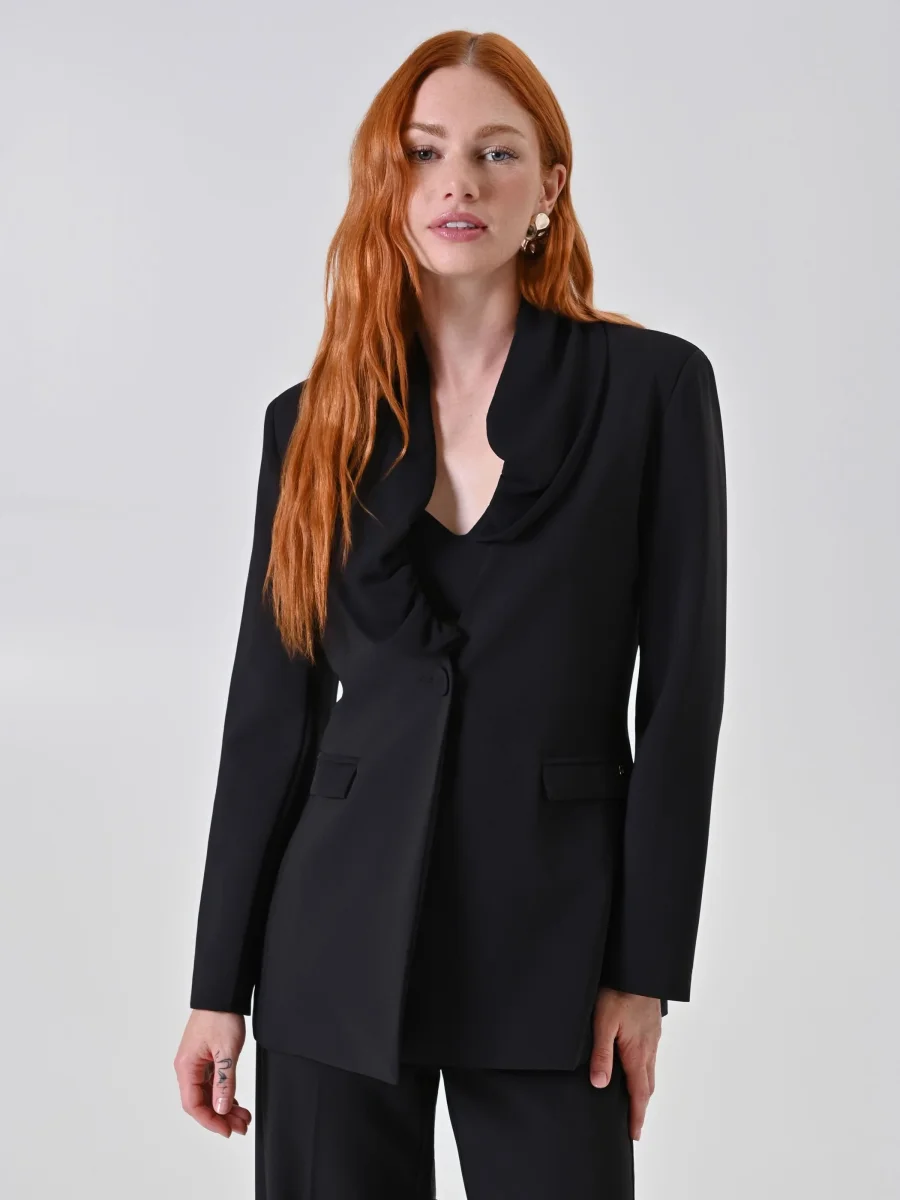 Giacca Nera con Rever Drappeggiato – Image 4