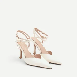 Décolleté beige effetto vernice con laccetti