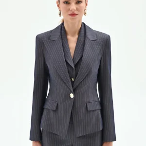 Giacca blu gessata con bottone gioiello