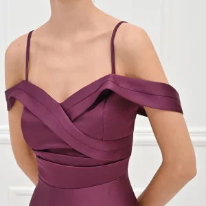 Abito lungo bordeaux in raso con scollo drappeggiato