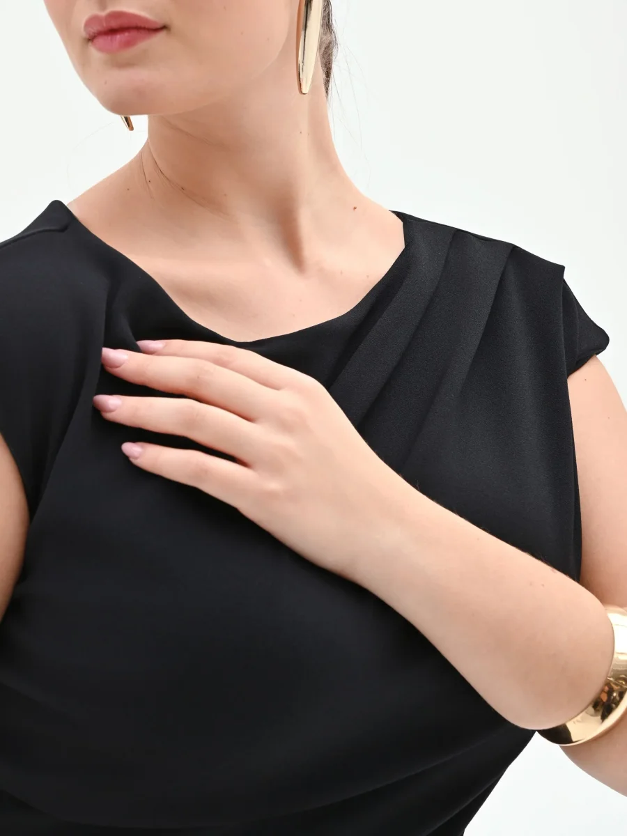 Tuta nera curvy con scollo asimmetrico – Image 4