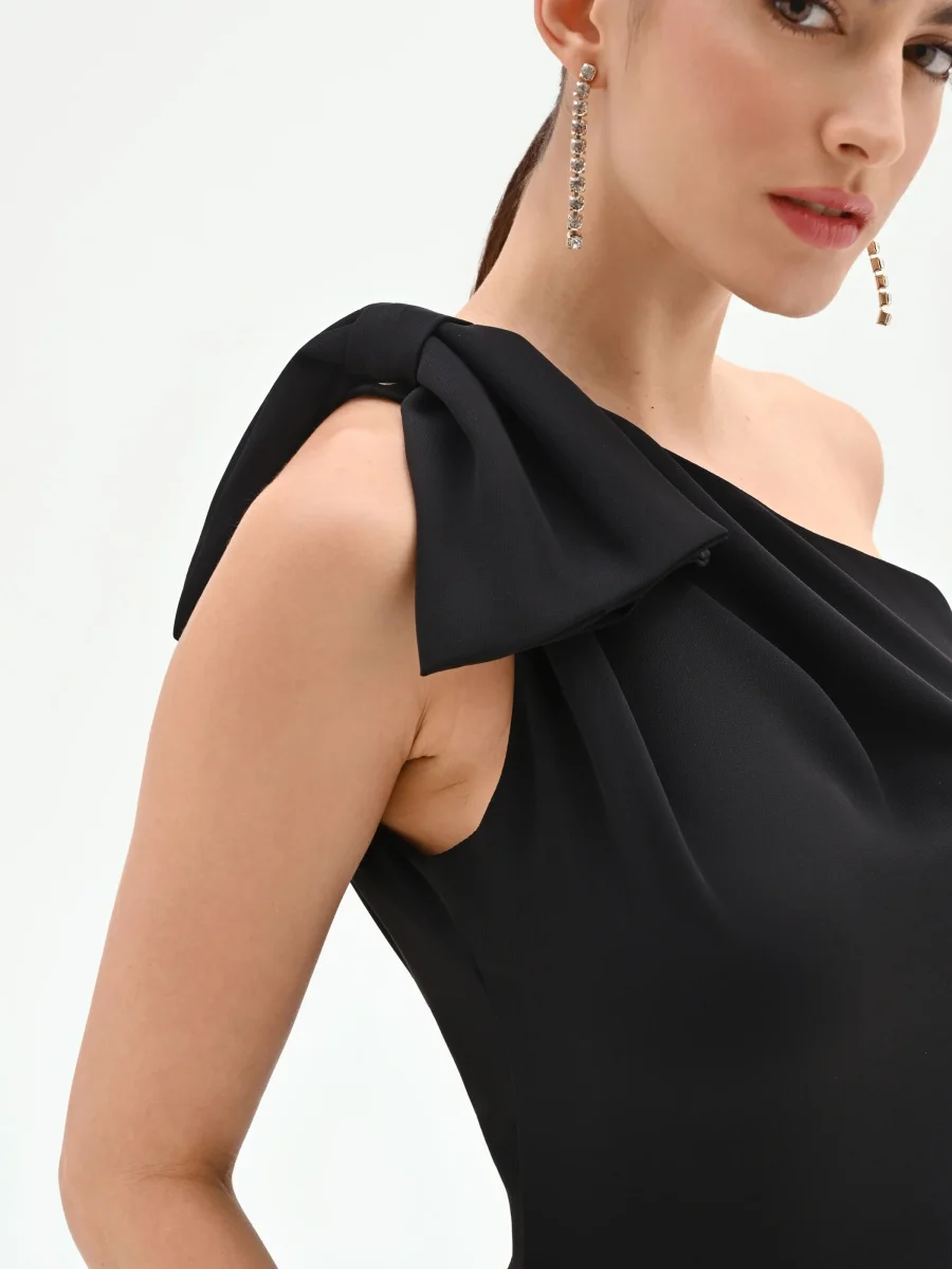 Tuta corta monospalla nera con maxi fiocco – Image 4