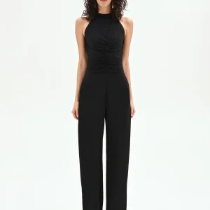 Tuta nera con drappeggio e pantalone a palazzo