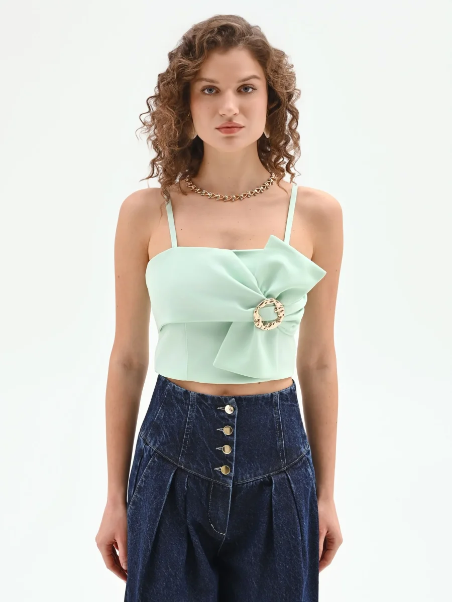 Top crop verde menta con fibbia decorativa – Image 5