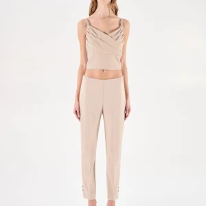 Top beige chiaro con incrocio drappeggiato