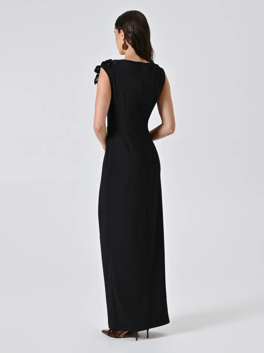 Tubino Lungo Nero con Fiore e Perle in Cadi – Image 3