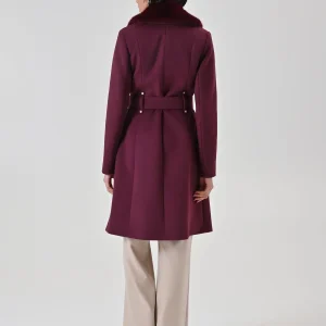 Cappotto bordeaux con collo effetto pelliccia