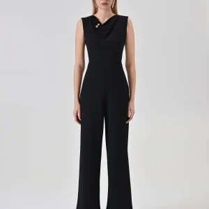 Tuta palazzo nera con dettaglio gioiello