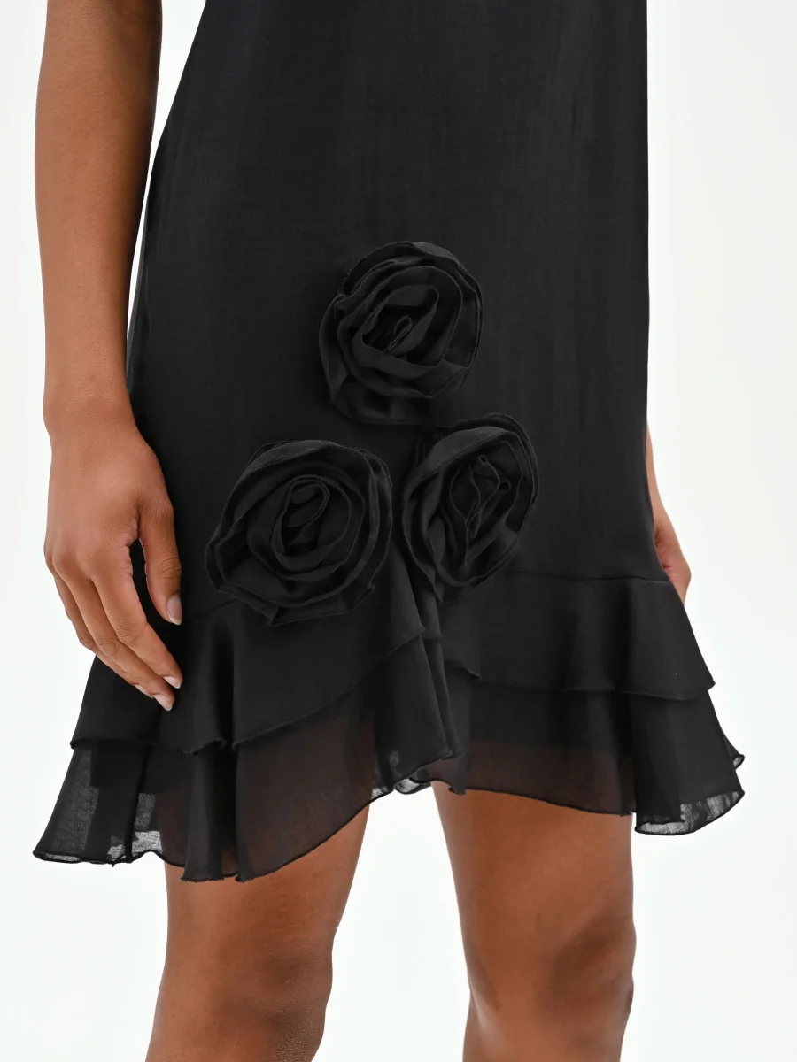 Mini abito nero in lyocell con rose applicate e balze – Image 4