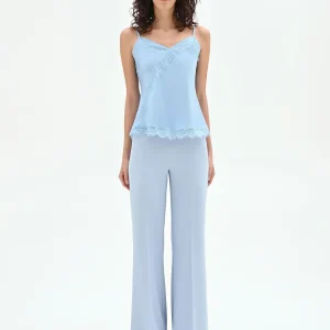 Top azzurro in raso con dettagli in pizzo