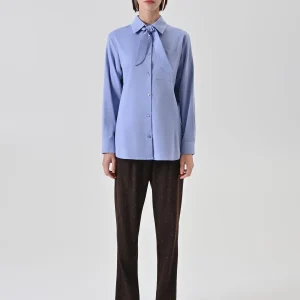 Camicia azzurra con nastro