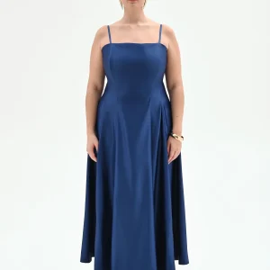 Abito curvy lungo in raso blu brillante