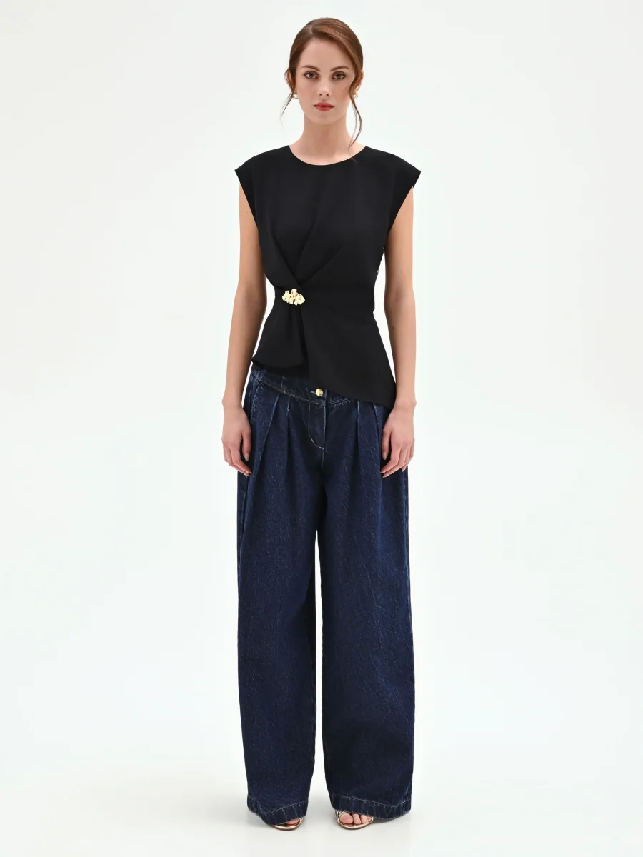 Blusa nera asimmetrica con dettaglio gioiello – Image 6