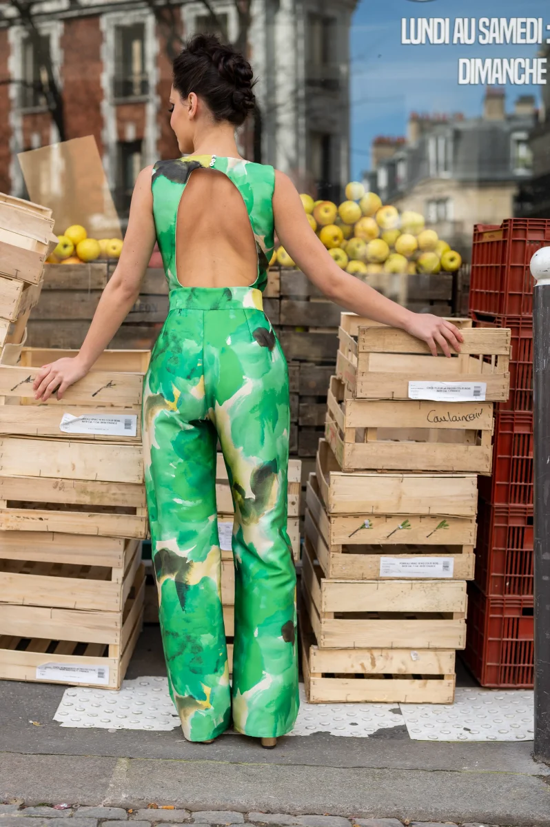 La Téméraire imprimée fleurs vertes sans manches - Modèle en stock – Image 3