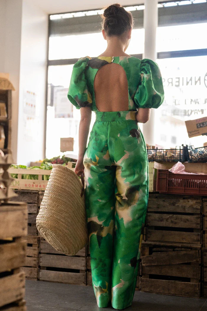 La Téméraire imprimée fleurs vertes sans manches - Modèle en stock – Image 4