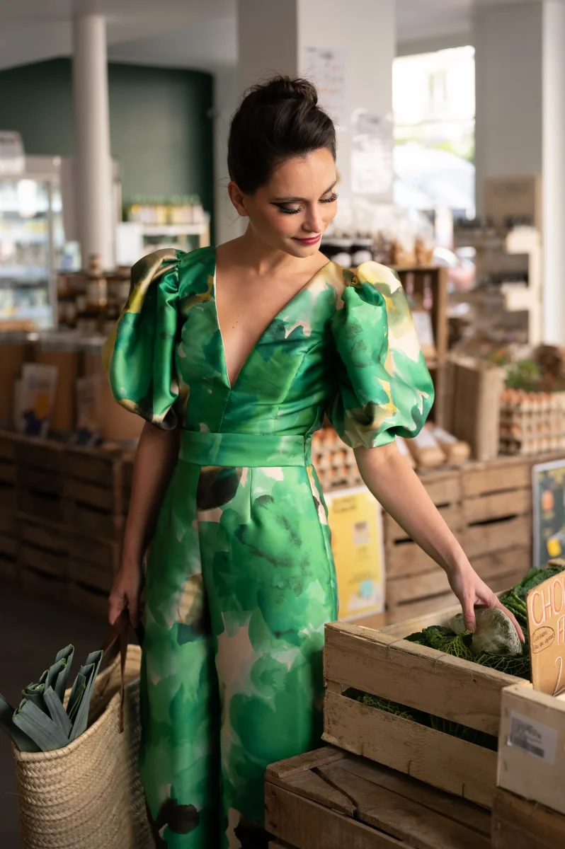 La Téméraire imprimée fleurs vertes sans manches - Modèle en stock – Image 5