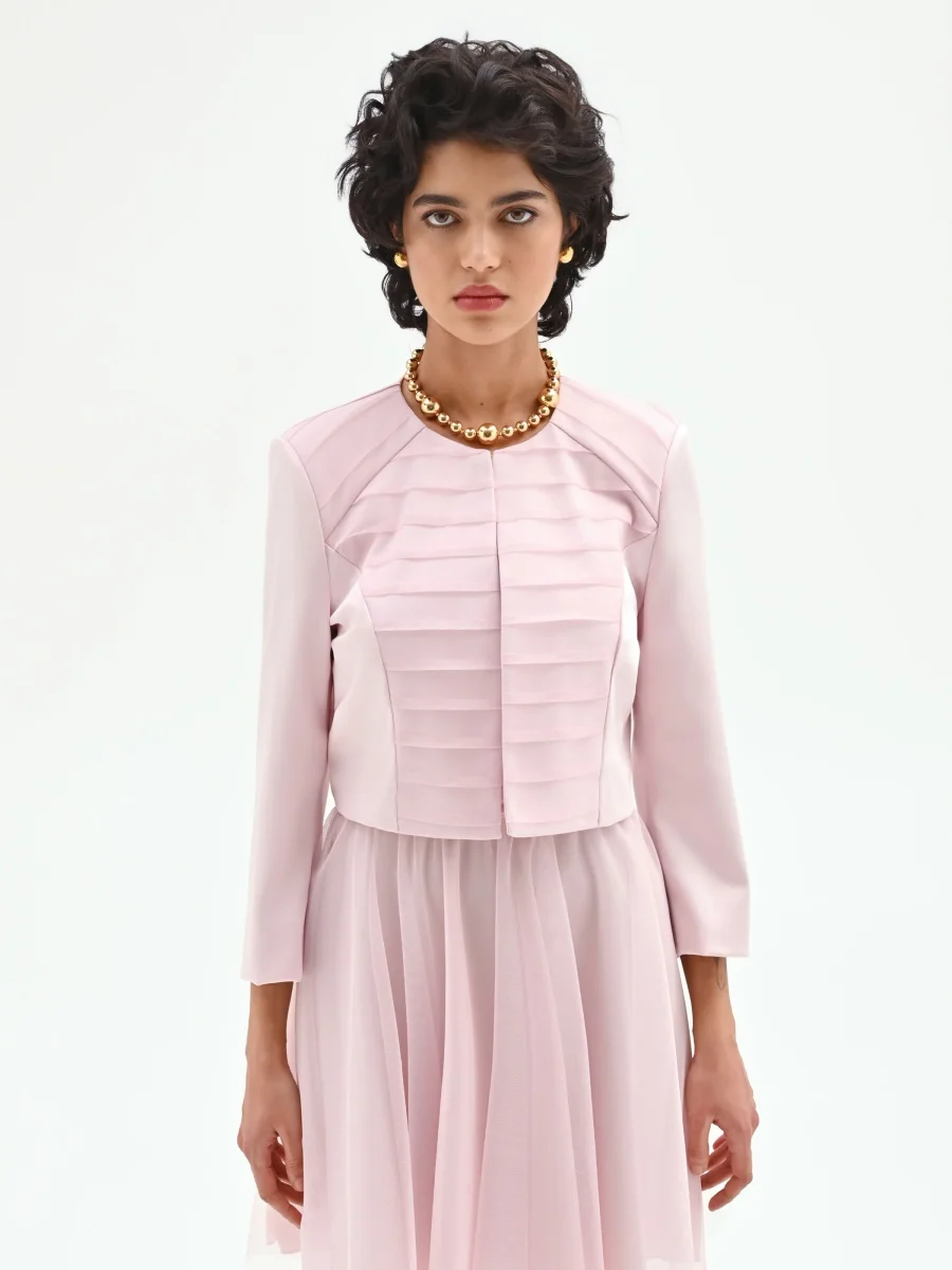 Coprispalla rosa pastello con pieghe orizzontali