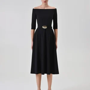Abito midi nero con cintura e scollo a barchetta