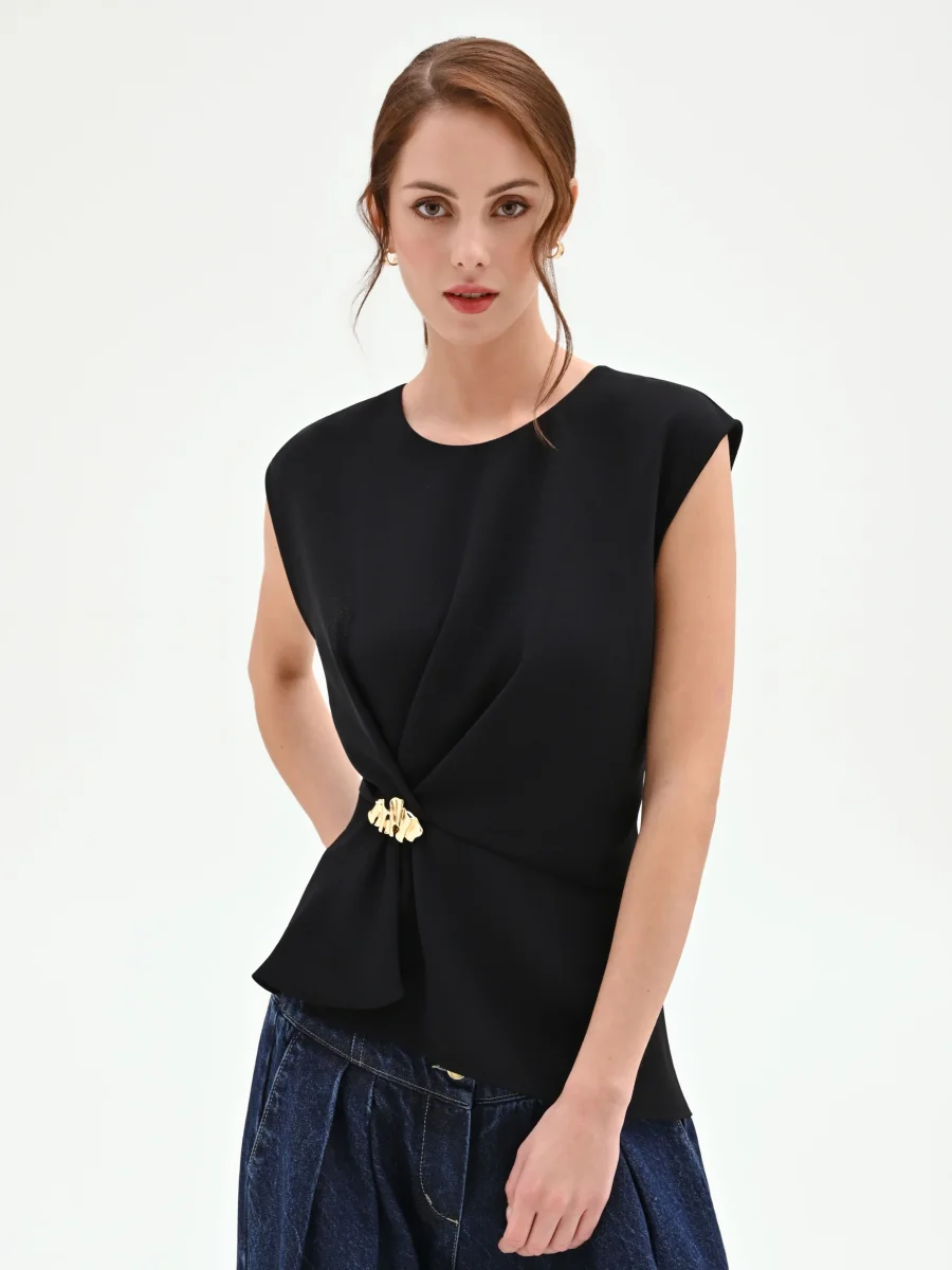 Blusa nera asimmetrica con dettaglio gioiello – Image 4