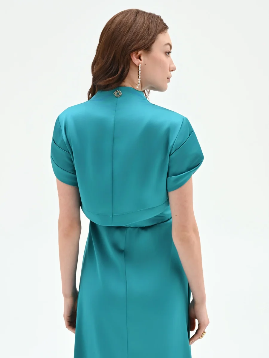 Coprispalla atelier smeraldo verde in raso con maniche strutturate – Image 4