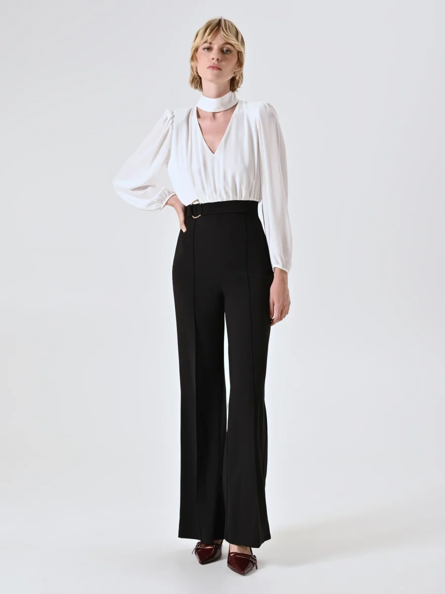 Tuta con Blusa Bianca e Fibbia – Image 4