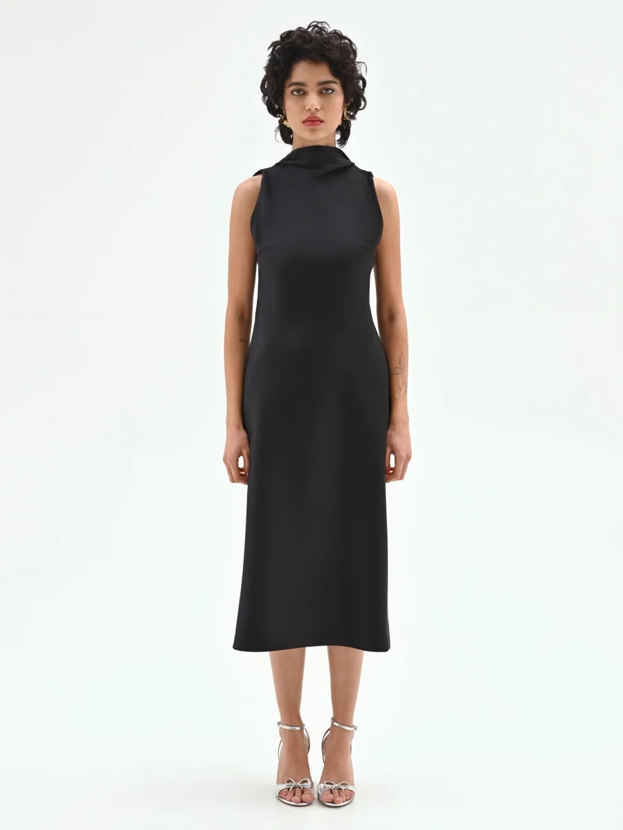 Abito nero in raso con scollo drappeggiato – Image 3