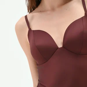 Abito lungo cioccolato in tessuto satinato