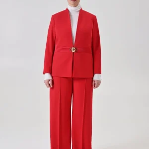 Giacca curvy rossa con chiusura gioiello