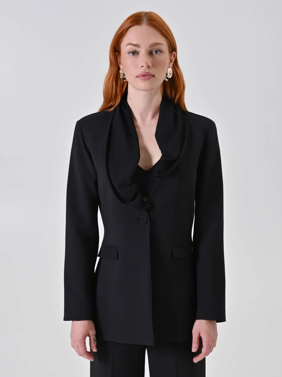 Giacca Nera con Rever Drappeggiato – Image 3