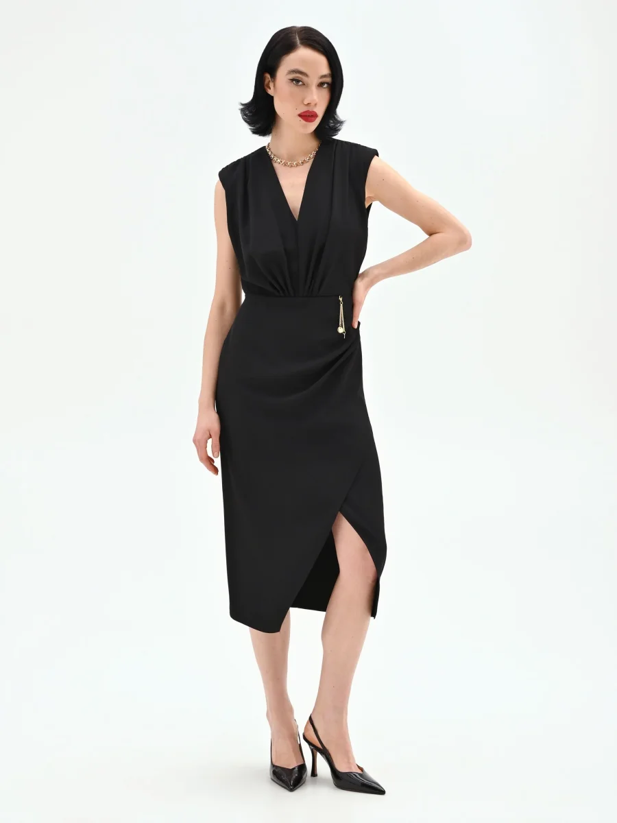 Abito tubino nero con dettaglio catena – Image 5