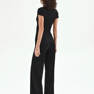 Tuta nera con maniche corte