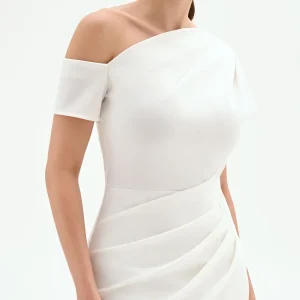 Abito midi bianco monospalla con drappeggi