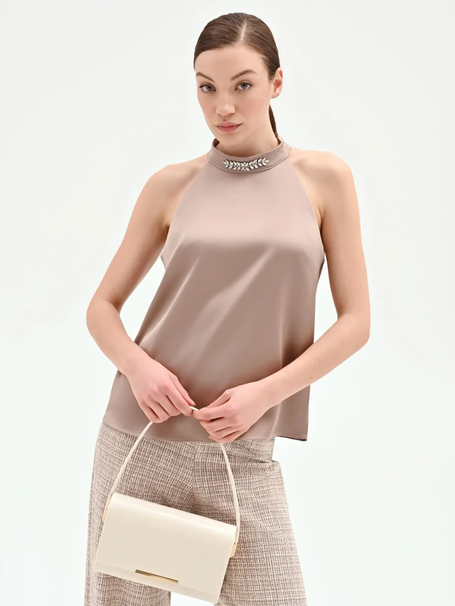Top tortora beige in raso con applicazione gioiello – Image 7