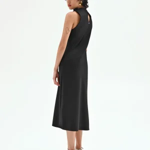 Abito nero in raso con scollo drappeggiato