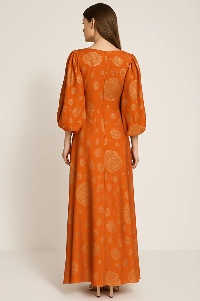 Robe Orange À Motifs Dorés Élégante – Image 3