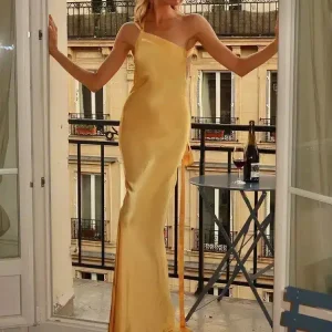 Robe Satinée Jaune Éclatante