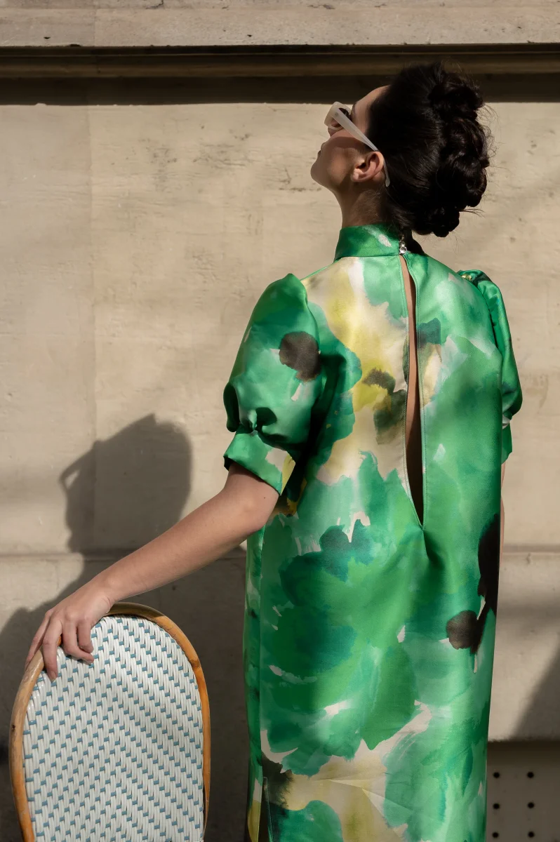 La Sentimentale longue imprimée fleurs vertes - Modèle en stock – Image 6