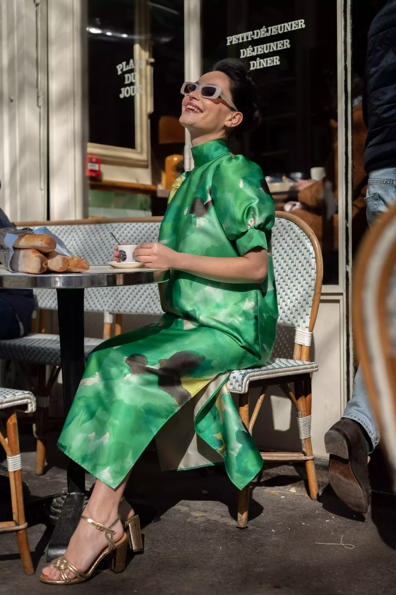 La Sentimentale longue imprimée fleurs vertes - Modèle en stock – Image 3