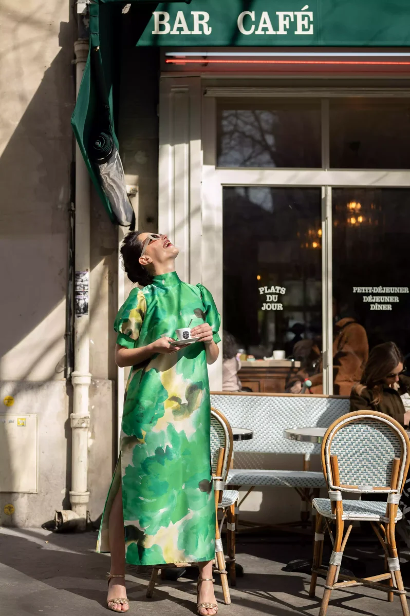 La Sentimentale longue imprimée fleurs vertes - Modèle en stock – Image 4