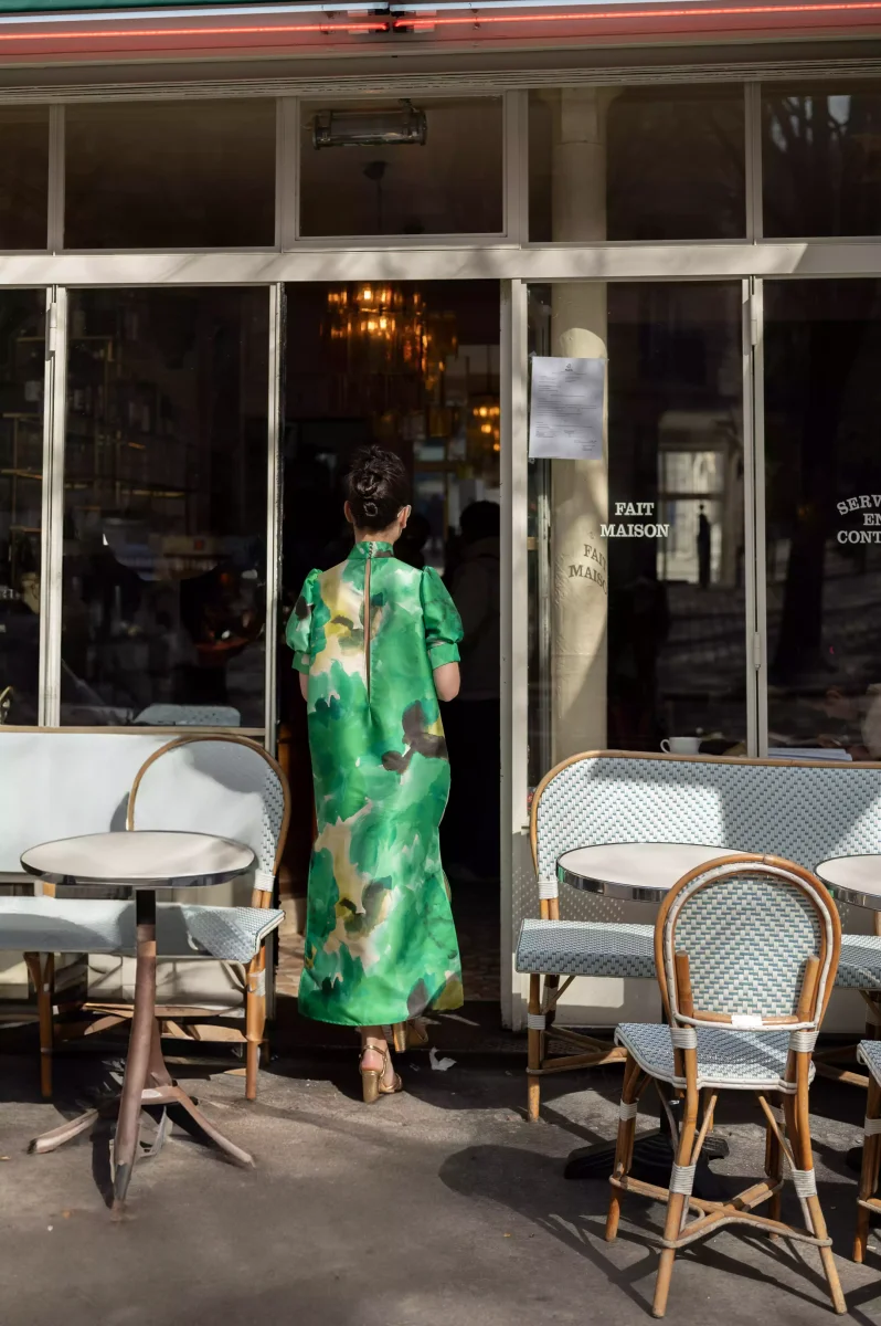 La Sentimentale longue imprimée fleurs vertes - Modèle en stock – Image 5