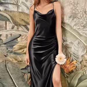 Robe En Satin Fendue